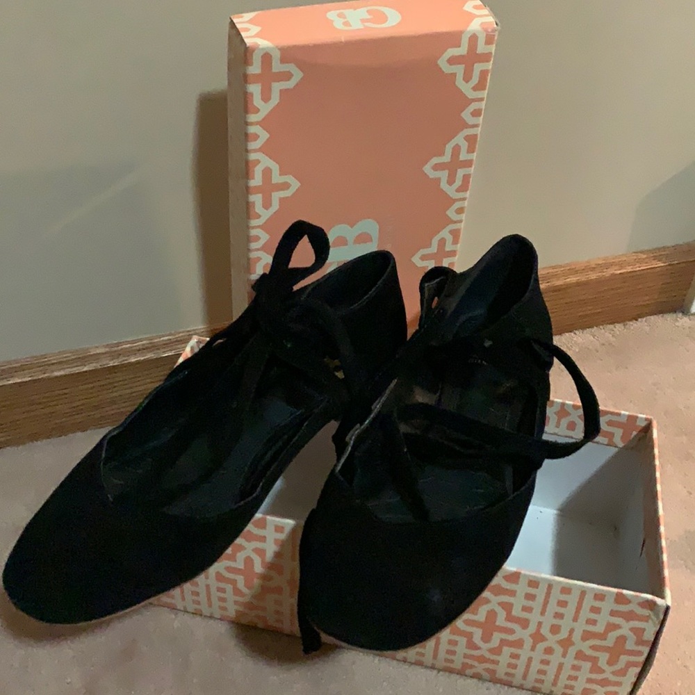 Gianni Bini Suede tie up shoe - great condition